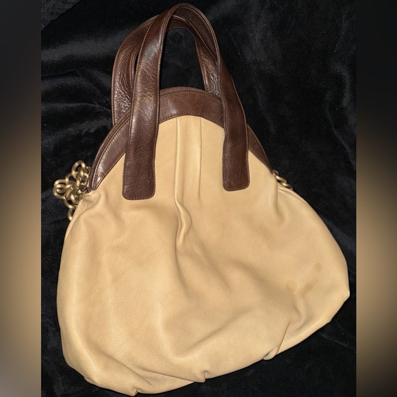 Chic Tan and Brown Shoulder Bag with Chain Detail - Picture 5 of 12